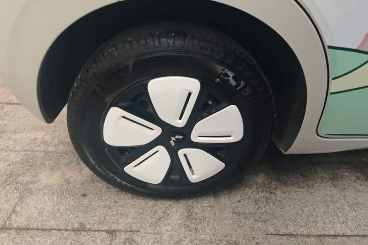Used Wuling Hongguang MINIEV 2025 Four-Door Version Advanced Edition Right Rear Wheel Hub