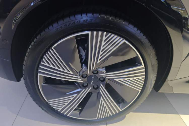 Used Lynk & Co 08 EM-P 2025 220 km All-Wheel-Drive Performance Halo
