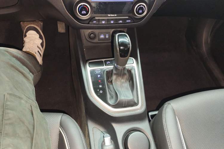 Used Hyundai ix25 2015 1.6L Automatic Two-Wheel-Drive Deluxe DLX Model
