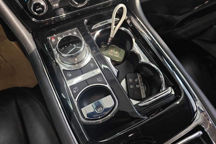 Used Jaguar XJ 2016 XJL 2.0T Two-Wheel-Drive Elegant Business Edition