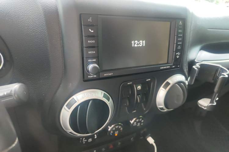 Used Jeep Wrangler 2014 3.0L Sahara Four-Door Edition Audio And AC Panel