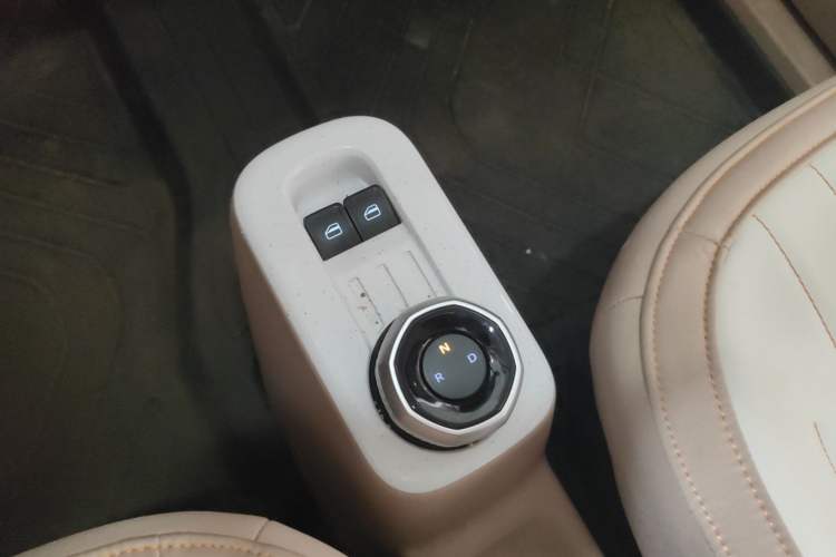 Used Geely Galaxy Panda 2023 Panda Mini 200km Endurance Bear Gear Lever