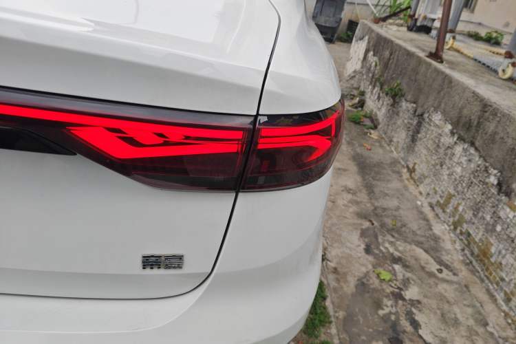 Used Geely Auto Emgrand 2022 4th Generation 1.5L CVT Flagship Model Right Rear Taillight