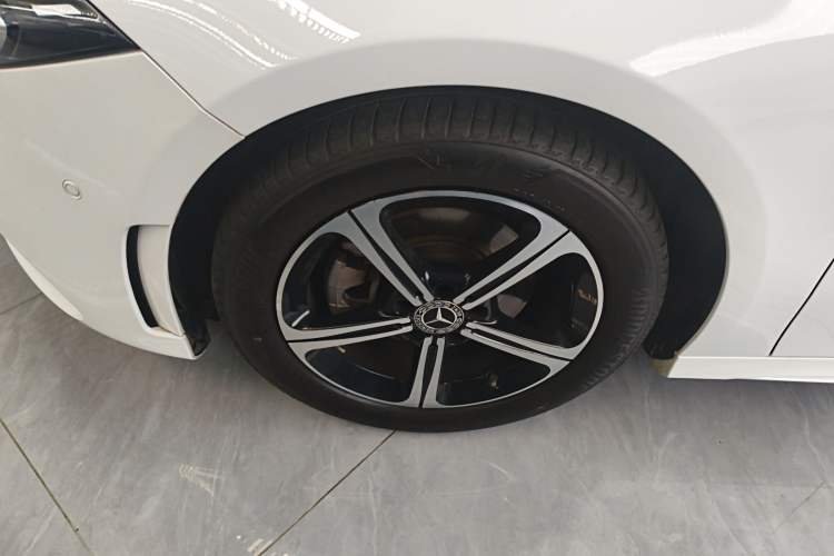 Used Mercedes-Benz A-Class 2022 Revised Version A 200 L Sport Sedan Fashionable Style Left Front Wheel Hub