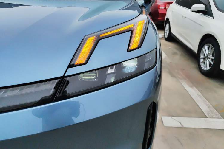 Used Lynk & Co 08 EM-P 2025 220 km All-Wheel-Drive Performance Halo