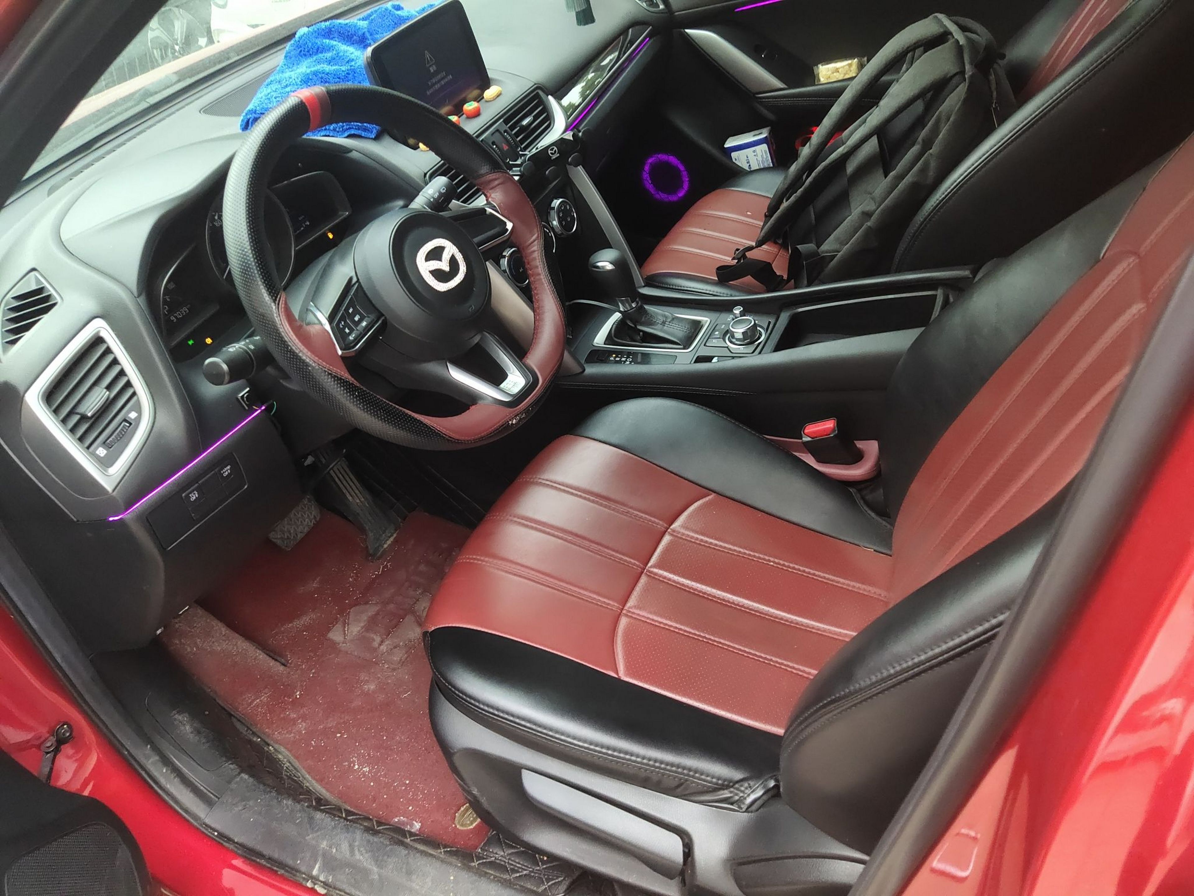 المقاعد الأمامية داخل السيارة