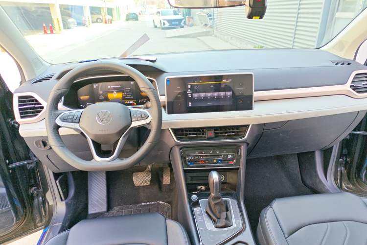 Used Volkswagen Tharu 2024 300TSI Two-Wheel-Drive Moonlight Edition Center Console