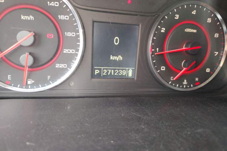 Used SAIC MAXUS G10 2014 2.0T Automatic Fashion Edition Odometer Close Up