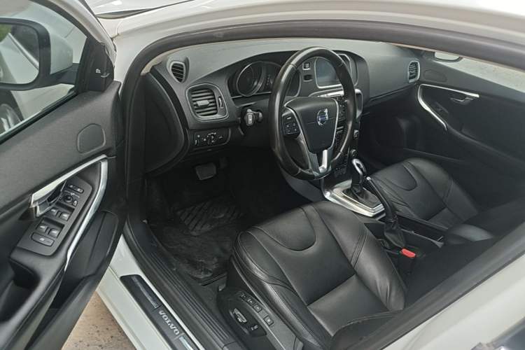 Used Volvo V40 2016 T4 Smart Luxury Edition Driver Seat