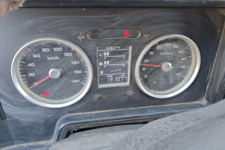 Used Iveco Daily 2020 2.8T V35 Box Truck with Dual Tires Mid-Roof Design 3 Seats Emission Standard China V