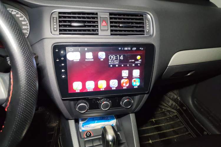 Used Volkswagen Sagitar 2012 1.6L Automatic Comfort Edition Audio And AC Panel