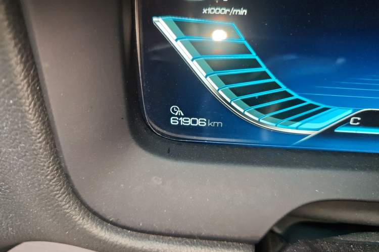 Used BYD Tang 2018 2.0T Automatic SmartConnect Prestige 7-Seater China V Standard Odometer Close Up