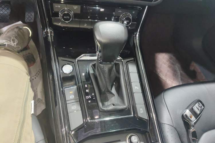 Used Volkswagen Phideon 2018 Revised Version 380TSI Two-Wheel Drive Business Edition Gear Lever