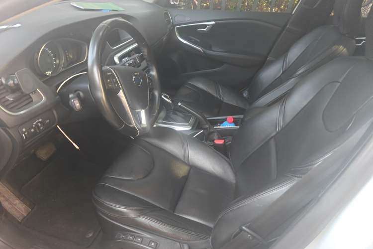Used Volvo V40 2016 T4 Smart Luxury Edition
