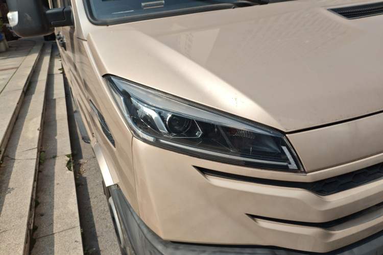 Used Iveco Daily 2023 2.5T A35M1 Short Wheelbase Mid-Height Single-Tire Side-Sliding Door 5–9 Seats
