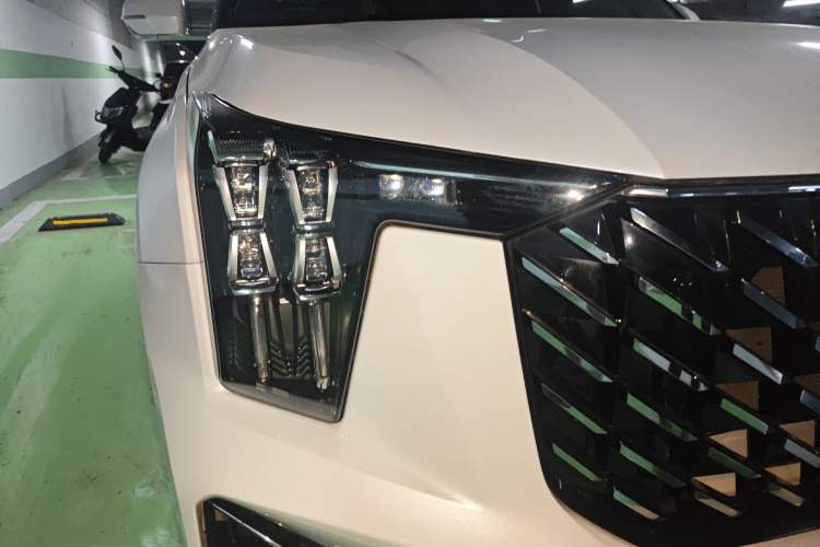 Used GAC Trumpchi GS8 2022 Flagship Series 2.0 TGDI Two-Wheel-Drive Prestige Edition (7 Seats) Right Front Headlight