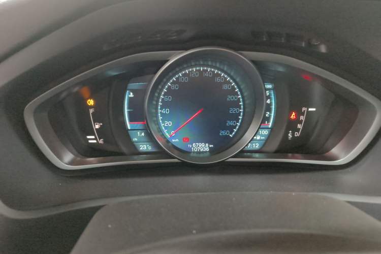 Used Volvo V40 2014 2.0T Zhiya Edition Instrument Cluster