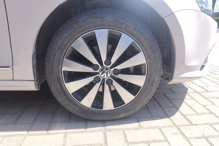 Used Volkswagen Sagitar 2017 1.6L Automatic Comfort Model Right Front Wheel Hub