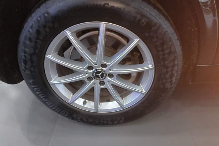 Used Mercedes-Benz GLE 2021 GLE 350 4MATIC Stylish Model Right Rear Wheel Hub