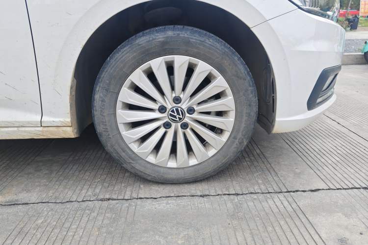 Used Volkswagen Lavida 2021 1.5L Automatic Comfort Edition Right Front Wheel Hub