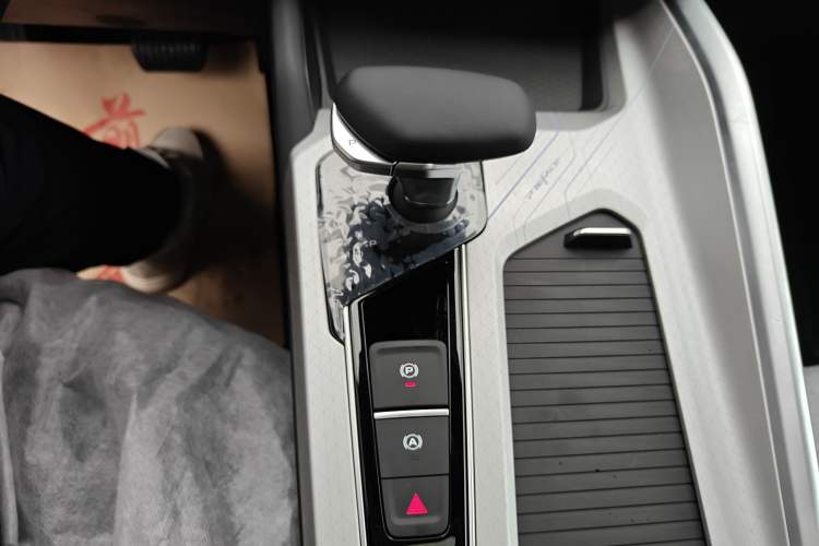 Used Geely Auto Preface 2025 Dongfang Yao 1.5TD Kunlun Edition Gear Lever