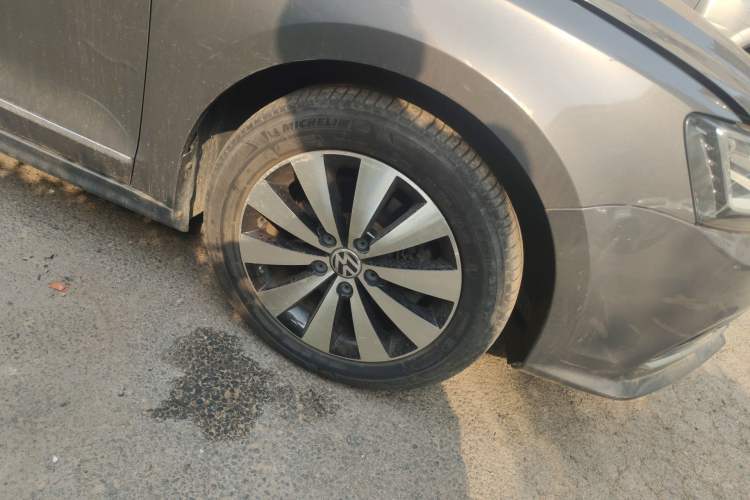 Used Volkswagen Sagitar 2015 230TSI Automatic Luxury Model Right Front Wheel Hub