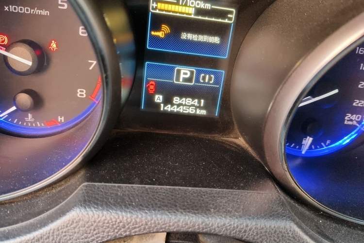 Used Subaru Outback 2015 2.5i Luxury Navigation Edition Odometer Close Up