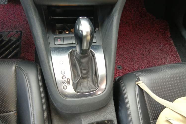 Used Volkswagen Golf 2012 1.6L Automatic Comfort Model Gear Lever