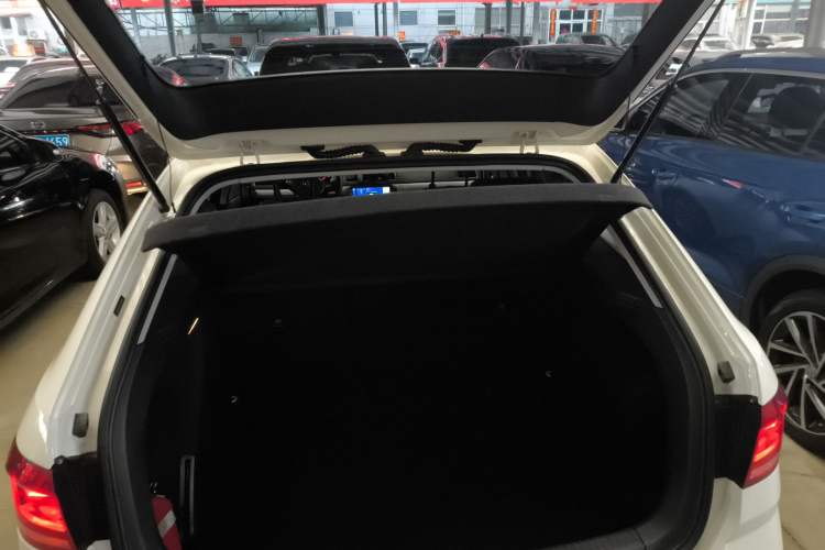 Used Volkswagen Gran Lavida 2017 180TSI DSG Comfort Edition Trunk