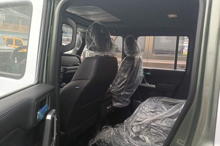 Used 212 T01 2024 2.0T Explorer
