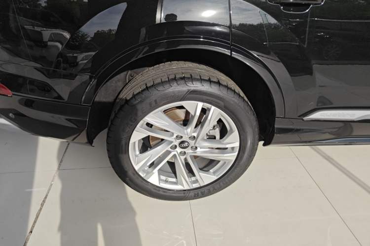 Used Audi Q7 2023 45 TFSI quattro S line Sport model Right Rear Wheel Hub