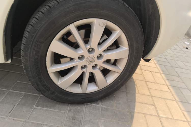 Used Renault Koleos 2014 Revised Version 2.0L Two-Wheel Drive Standard Edition Right Front Wheel Hub