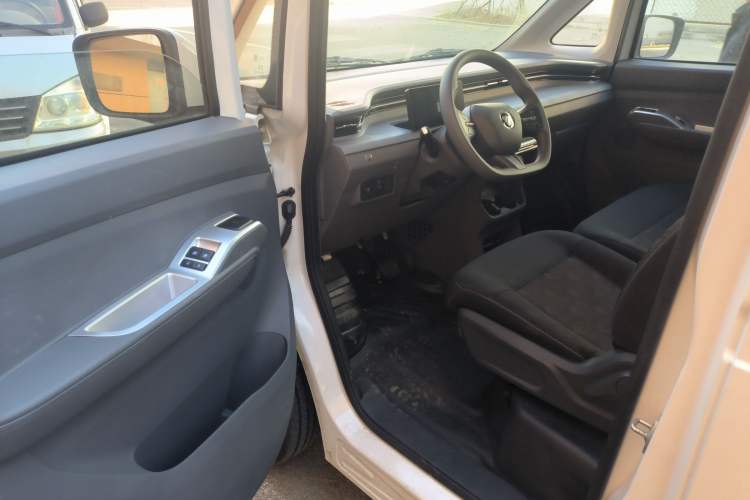 Used Foton Scenic i7 2025 Professional Logistics Short-Wheelbase Front-Wheel Drive Aiyike 41.86 kWh Zhiyuan Edition Flat Roof Single Tire 2 Seats