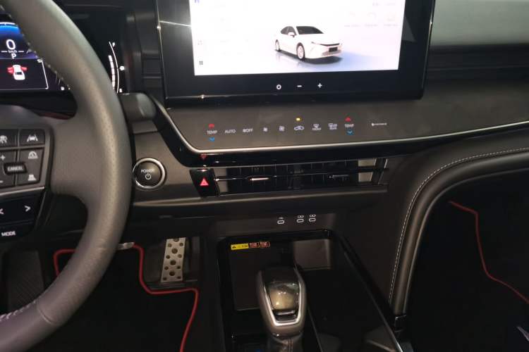 Used Toyota Camry 2026 Model Dual-Engine 2.0HSE Sport Lite Edition