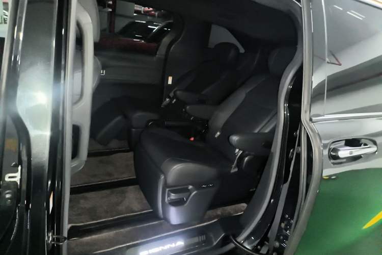 Used Toyota SIENNA 2023 2.5L Hybrid Deluxe Edition