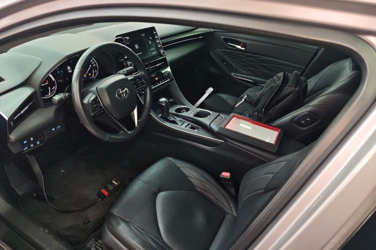 Used Toyota Avalon 2019 Dual-Engine 2.5L XLE Prestige Version China VI Standard
