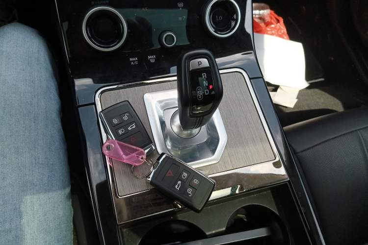 Used Land Rover Range Evoque 2022 Aurora L 249 PS R-Dynamic Luxury Edition Gear Lever