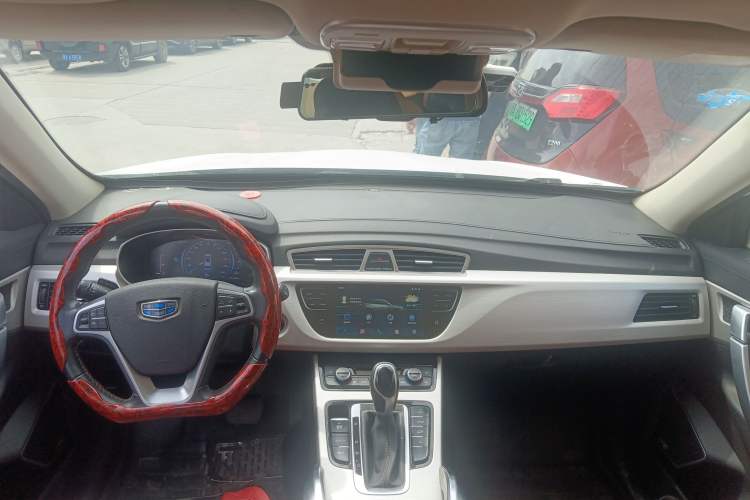 Used Geely Auto Emgrand X7 Sport 2018 1.8TD Automatic Two-Wheel Drive ZhiZun Model with 4G Connectivity
