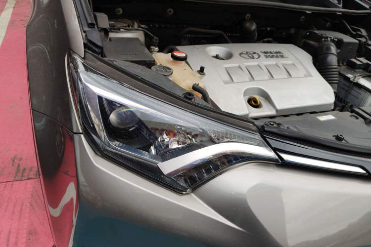 Used Toyota RAV4 2016 2.0L CVT Two-Wheel Drive Fashion Edition China V Standard
