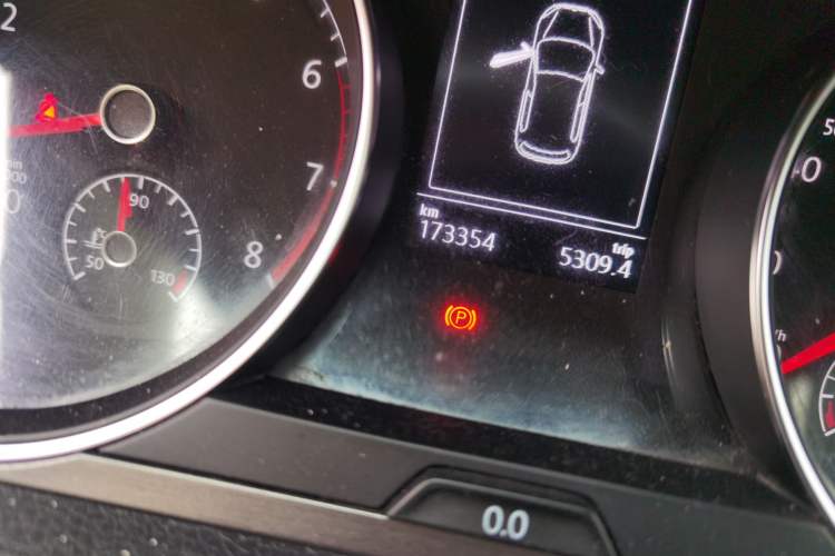 Used Volkswagen Golf 2015 1.4TSI Automatic Luxury Model Odometer Close Up