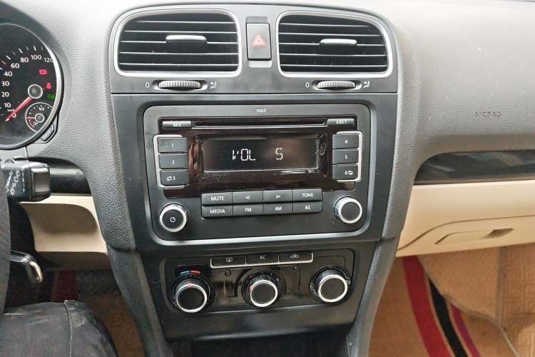 Used Volkswagen Golf 2010 1.6 Automatic Comfort Edition Audio And AC Panel