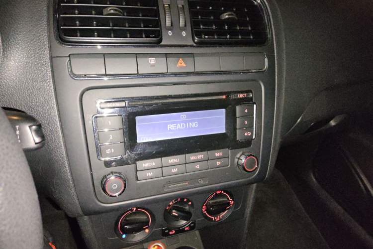 Used Volkswagen Polo 2011 1.6L Automatic ZhiShang Version Audio And AC Panel