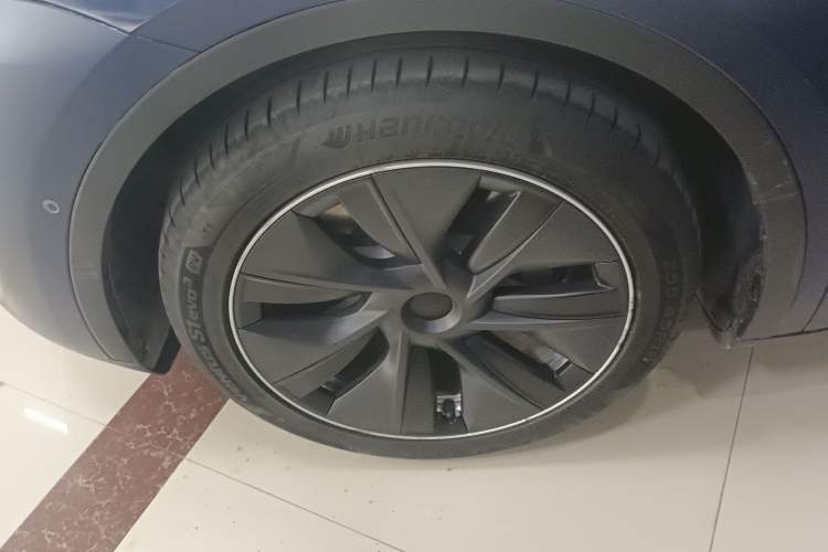 Used Tesla Model Y 2022 Long-Range All-Wheel-Drive Version Left Front Wheel Hub