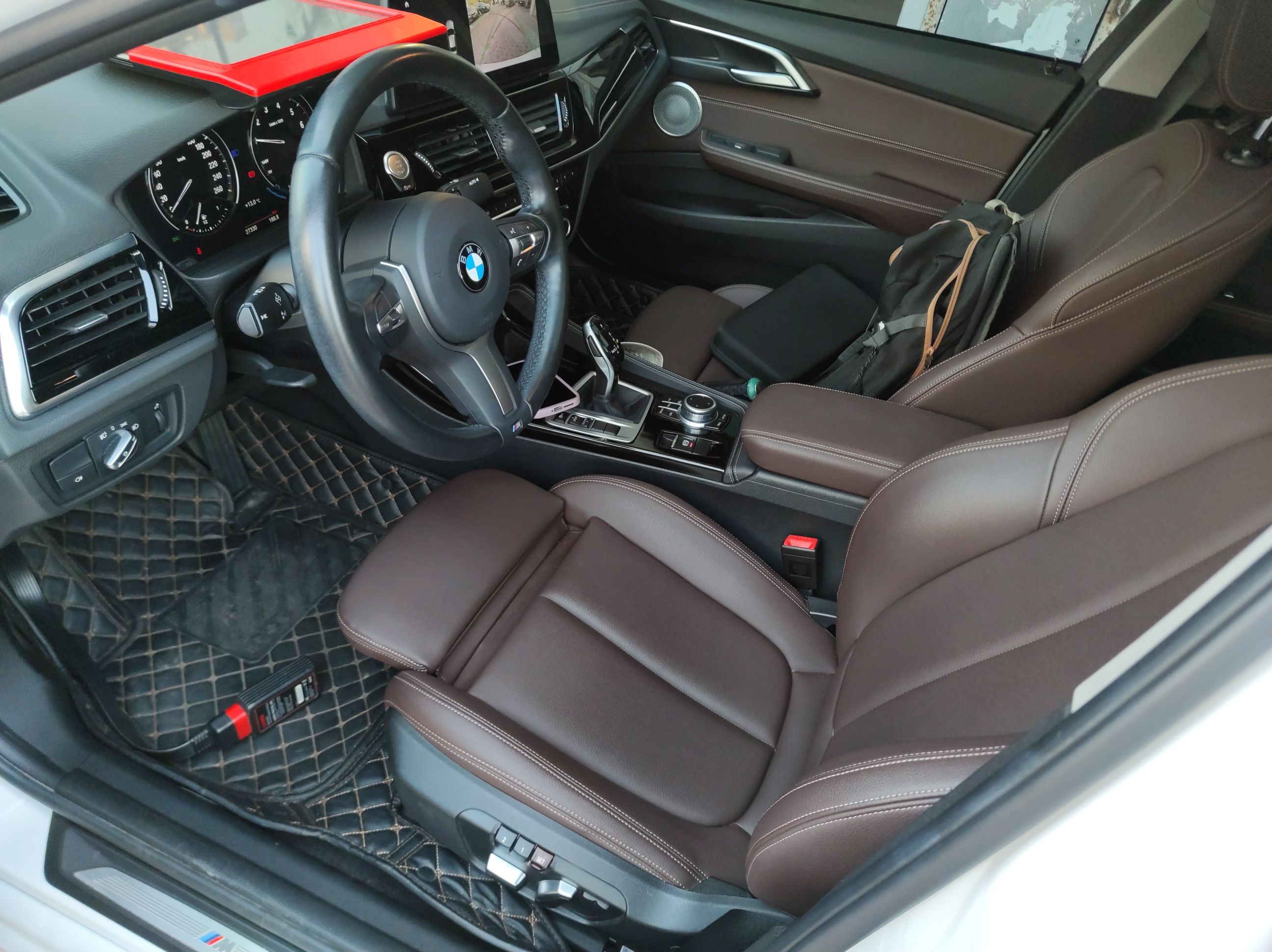 المقاعد الأمامية داخل السيارة