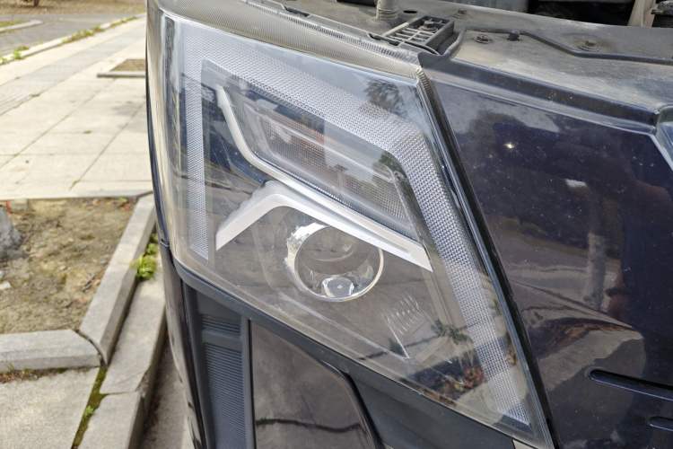 Used Dongfeng Yufeng 2023 V9+ 2.0T Manual Front-Wheel-Drive Multi-Function Mid-Roof Van with 7/8/9 Seats Right Front Headlight