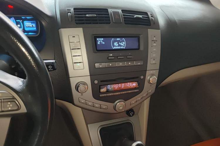 Used BYD S6 2014 2.0L Manual Luxury 5-Seater Audio And AC Panel