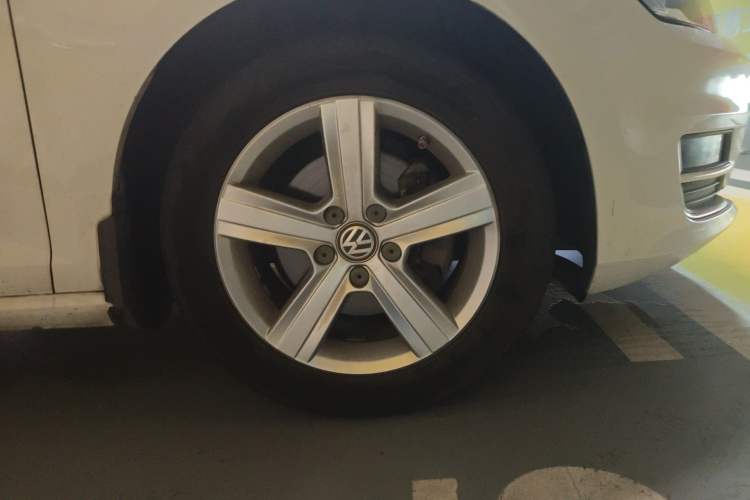 Used Volkswagen Golf 2014 1.4 TSI Manual Comfort Model Right Front Wheel Hub