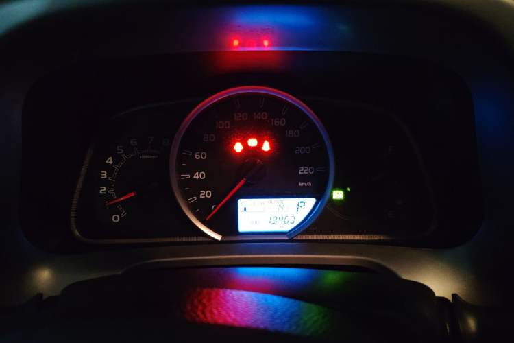 Used Toyota RAV4 2016 2.0L CVT Two-Wheel Drive Fashion Edition China V Standard Instrument Cluster