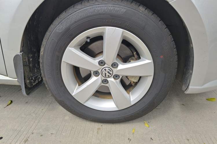 Used Volkswagen Lavida 2015 1.6L Automatic Fashion Edition Right Front Wheel Hub