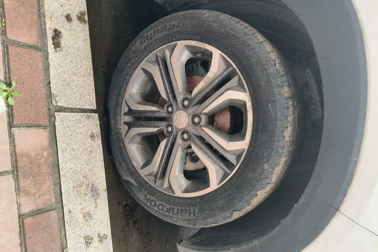 Used Hyundai Tucson 2015 1.6T Dual-Clutch Two-Wheel-Drive Leading Model Right Front Wheel Hub